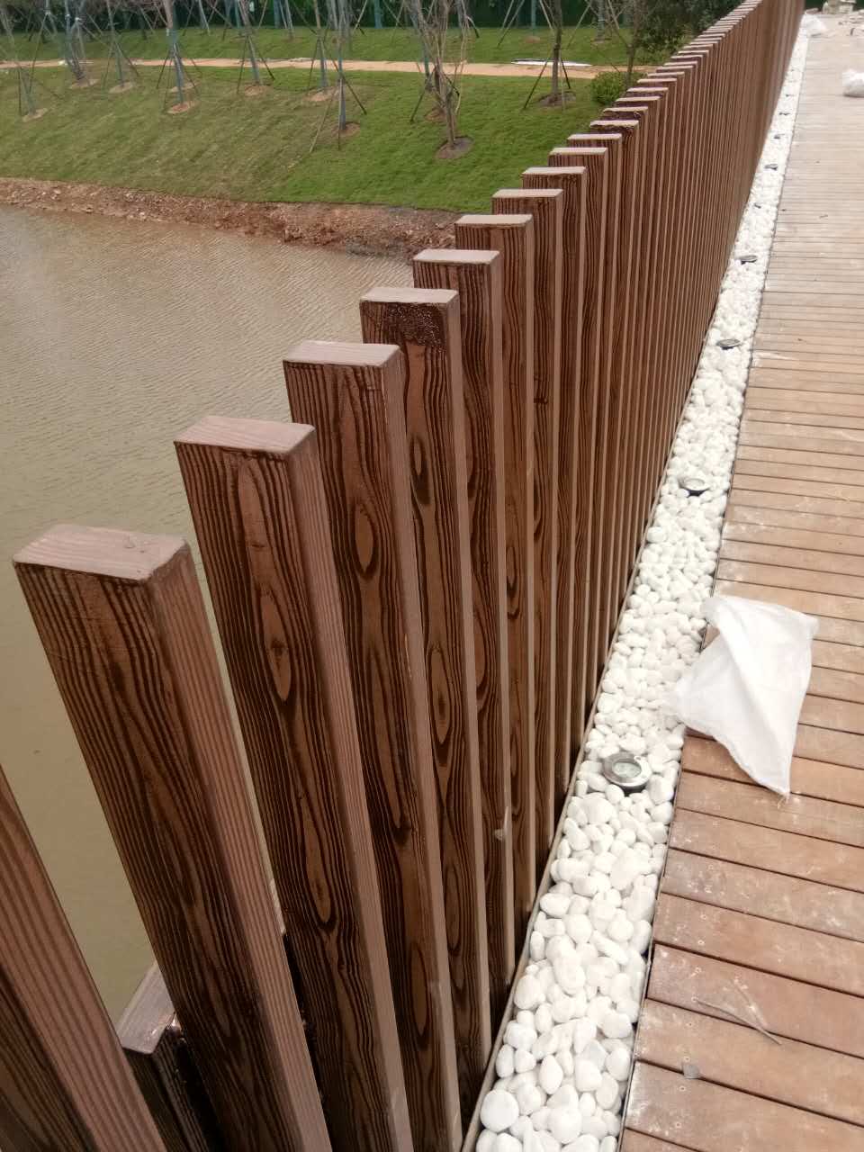 太仓钢管护栏木纹漆施工项目